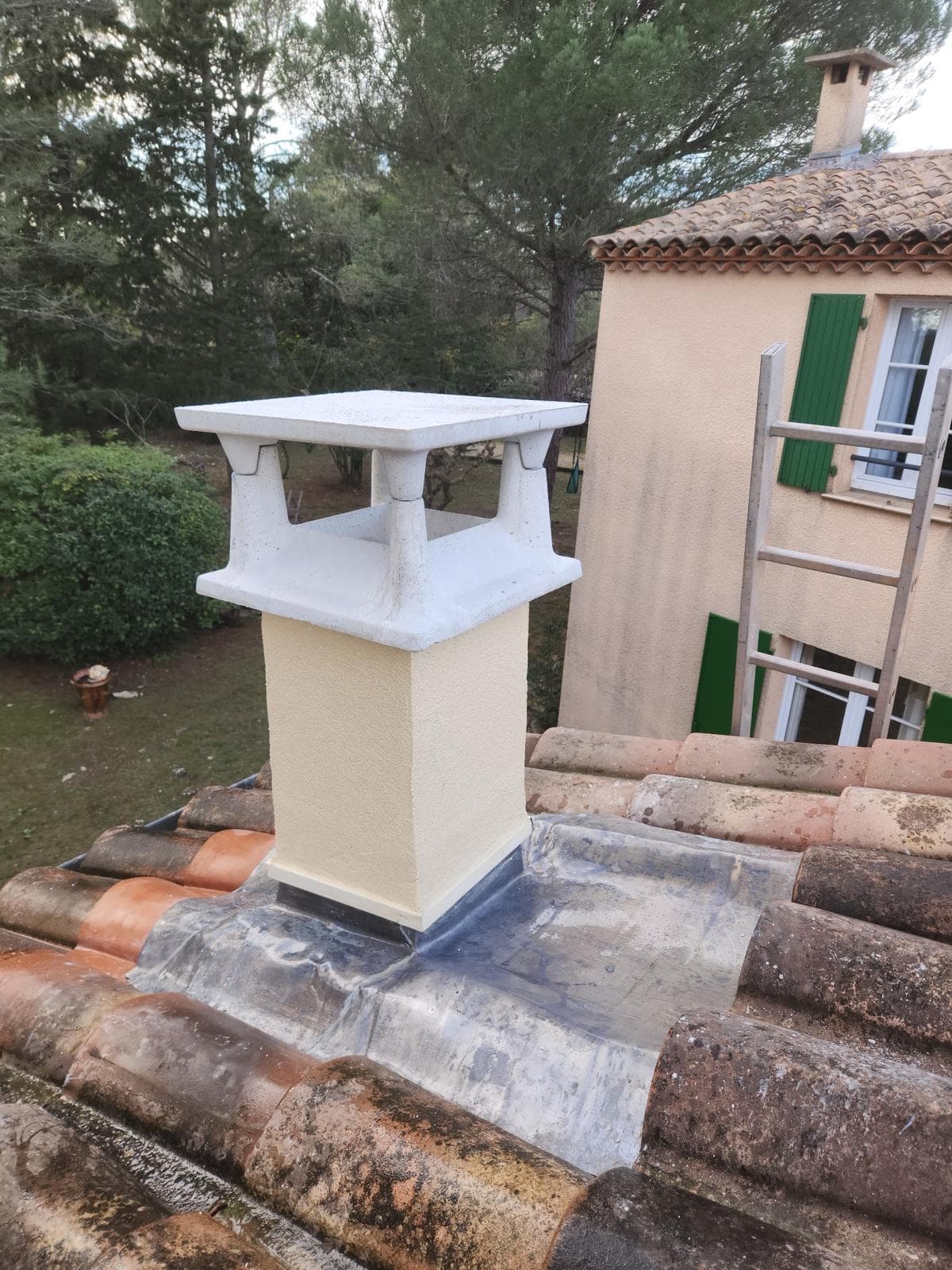 Réfection de l’abergement et étanchéité d’un conduit de cheminée extérieur – Nîmes